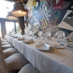 Mesa para grupo (20 personas) con mural de Joaquín Gallardo