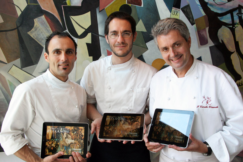 Mikel, Paul y Fernando presentan el iPad de Etxanobe