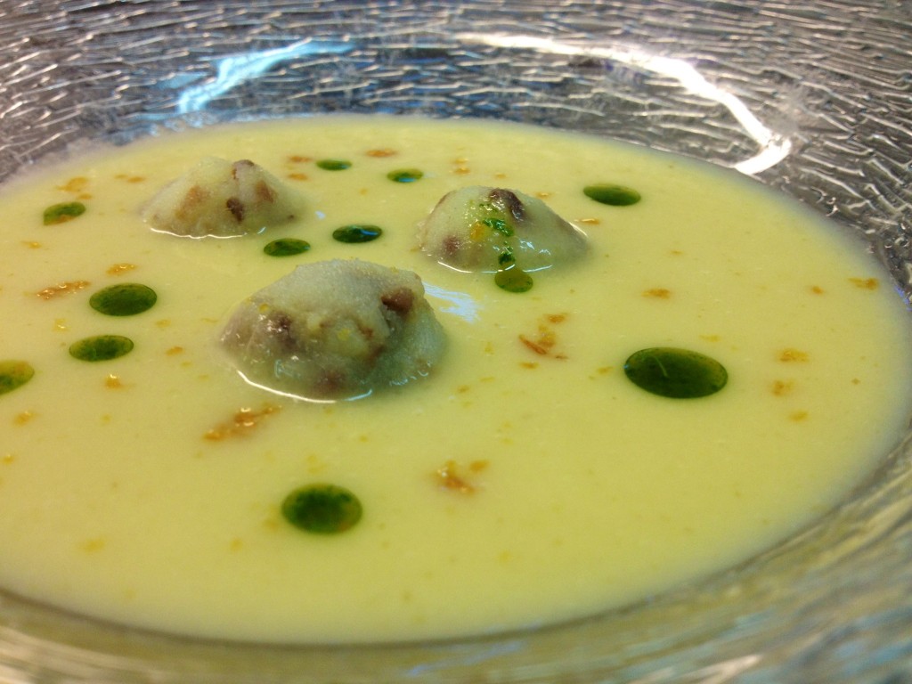 Receta del restaurante Etxanobe de natillas de puerro y albóndigas de anchoa