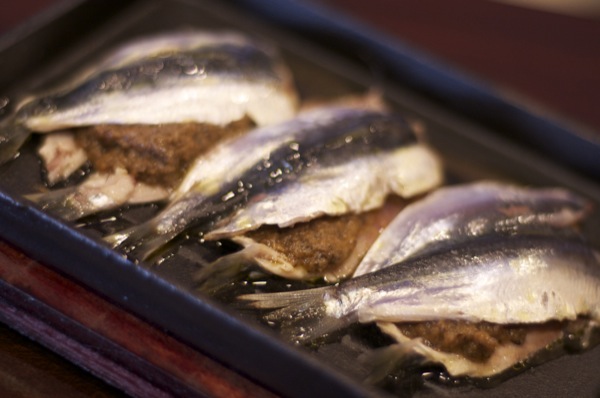 Sardinas sobre paté de aceitunas