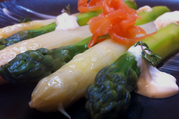 esparragos y salmon