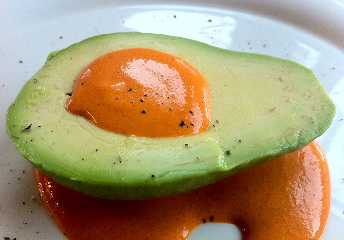 Aguacate relleno de mousse de piquillo