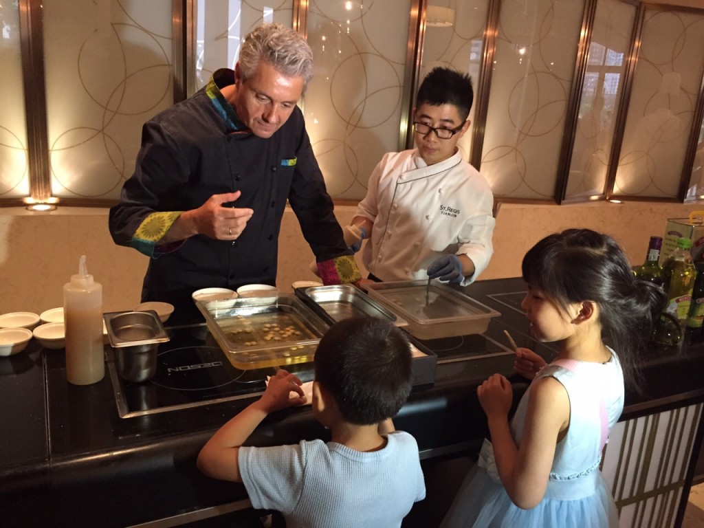 Con niñas y niños chinos